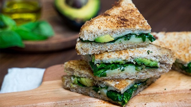 ساندویچ اسفناج و پنیر ساندویچ اسفناج و پنیر