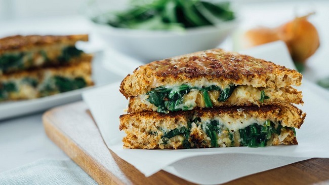 ساندویچ اسفناج و پنیر ساندویچ اسفناج و پنیر