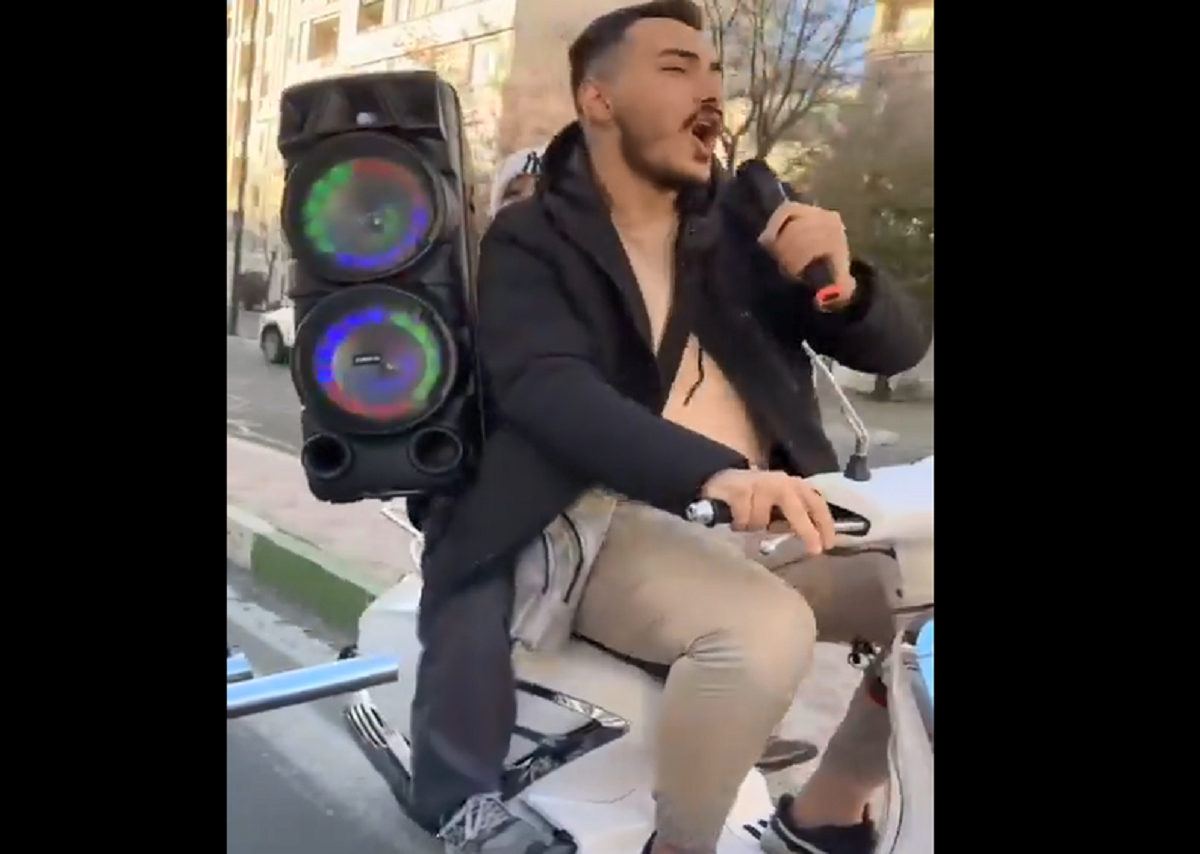 رقص و آواز جالب با آهنگ صادق بوقی پشت موتور