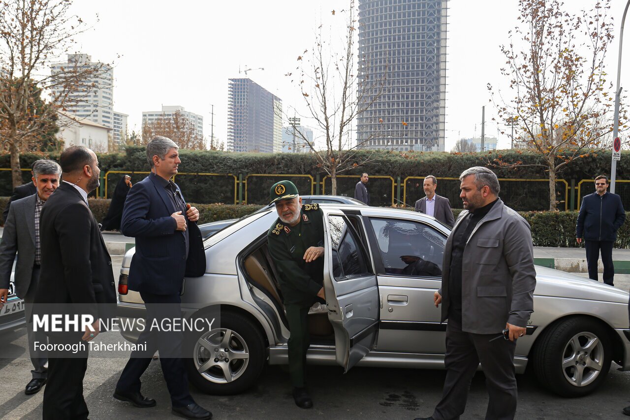 خودروی فرمانده کل سپاه به حاشیه رفت!