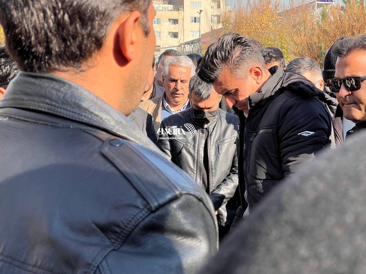 غم و اندوه محمدحسین میثاقی در مراسم خاکسپاری مادرش