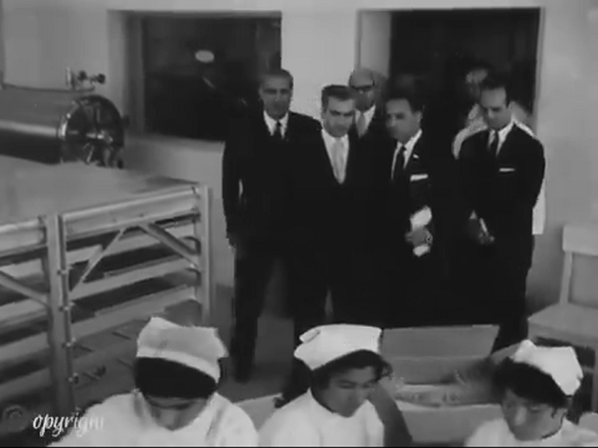 مراسم گشایش کارخانه داروسازی توسط شاه در سال ۱۳۳۵