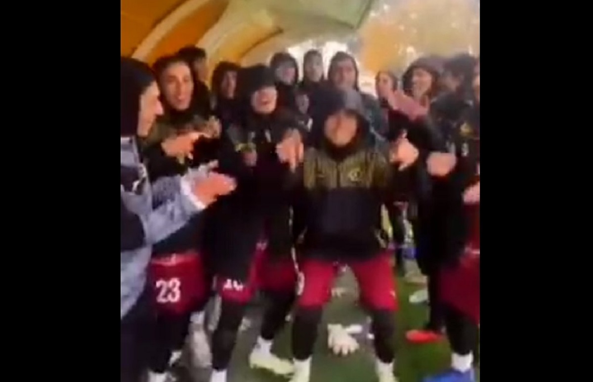 رقص دختران سپاهان با چالش صادق بوقی در تمرین!