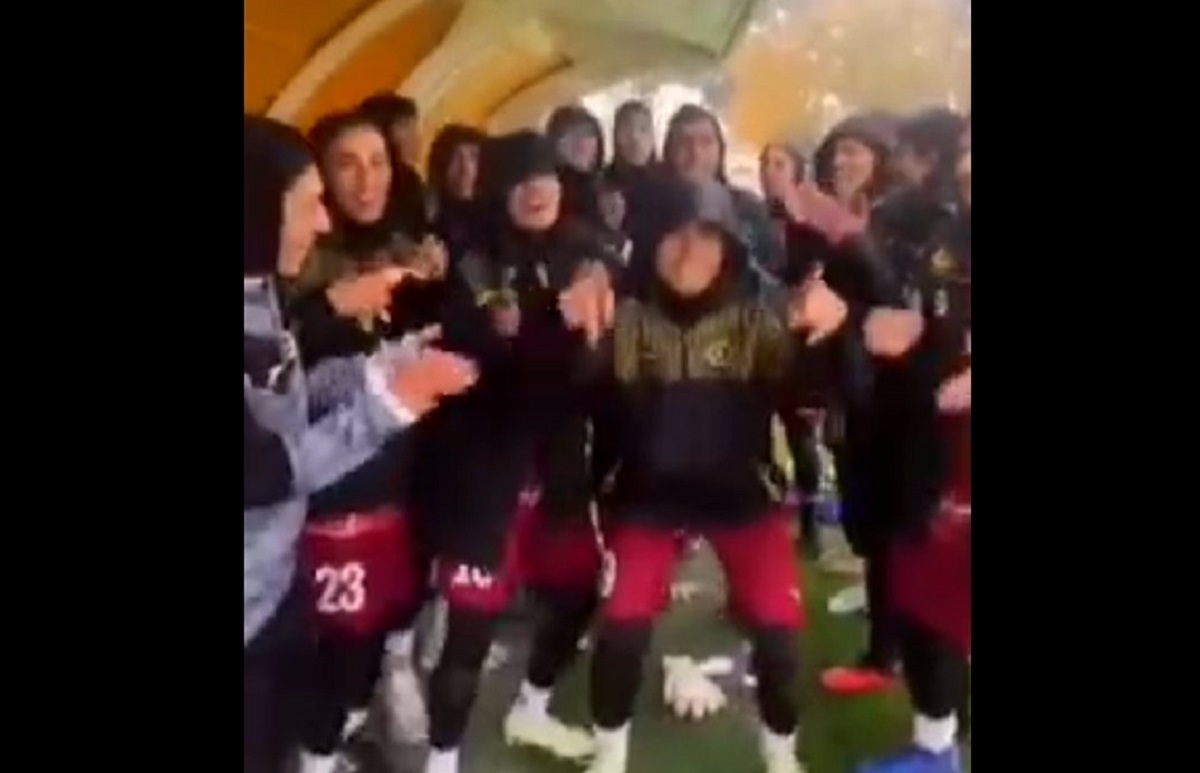 رقص دختران سپاهان با چالش صادق بوقی در تمرین!