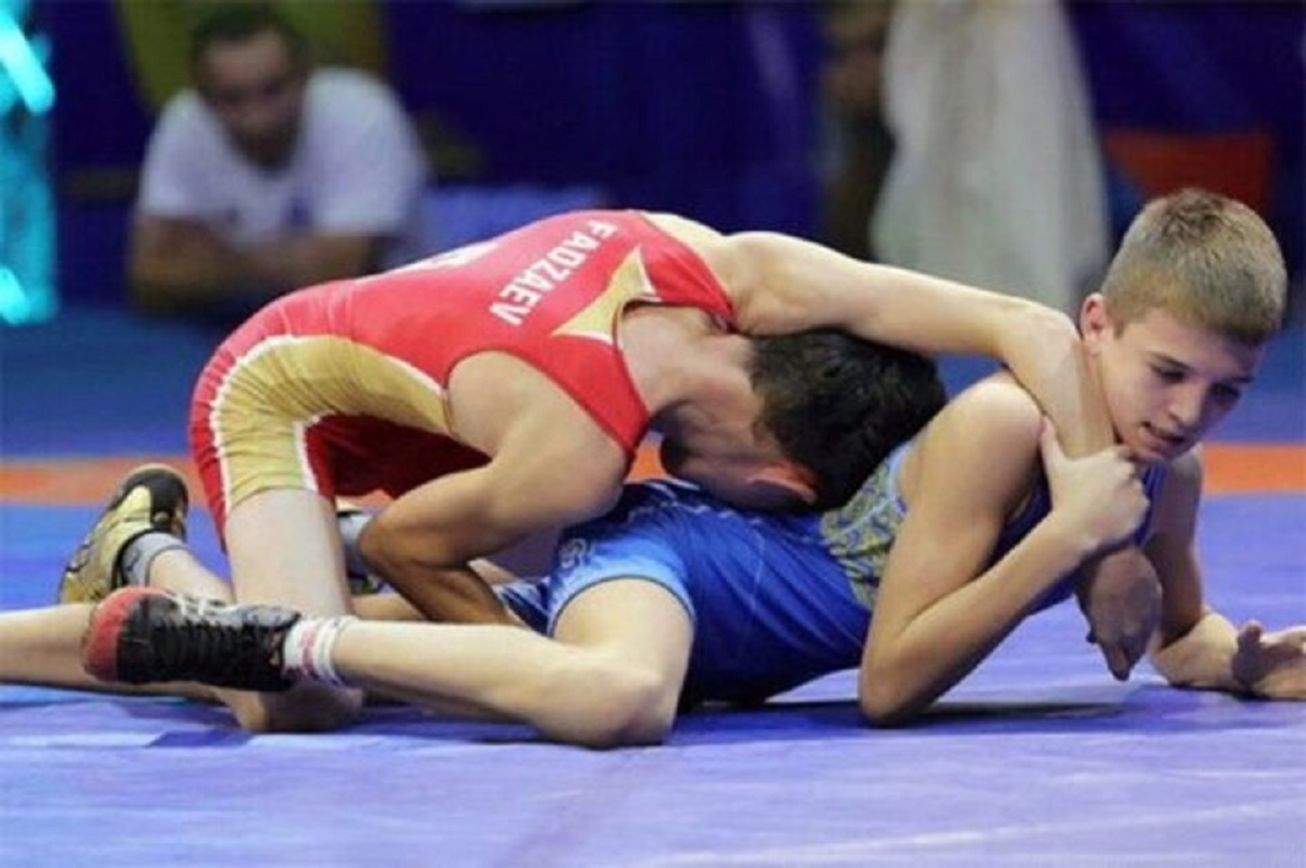 هدایت یک کشتی‌گیر نونهال توسط مادرش در مسابقات