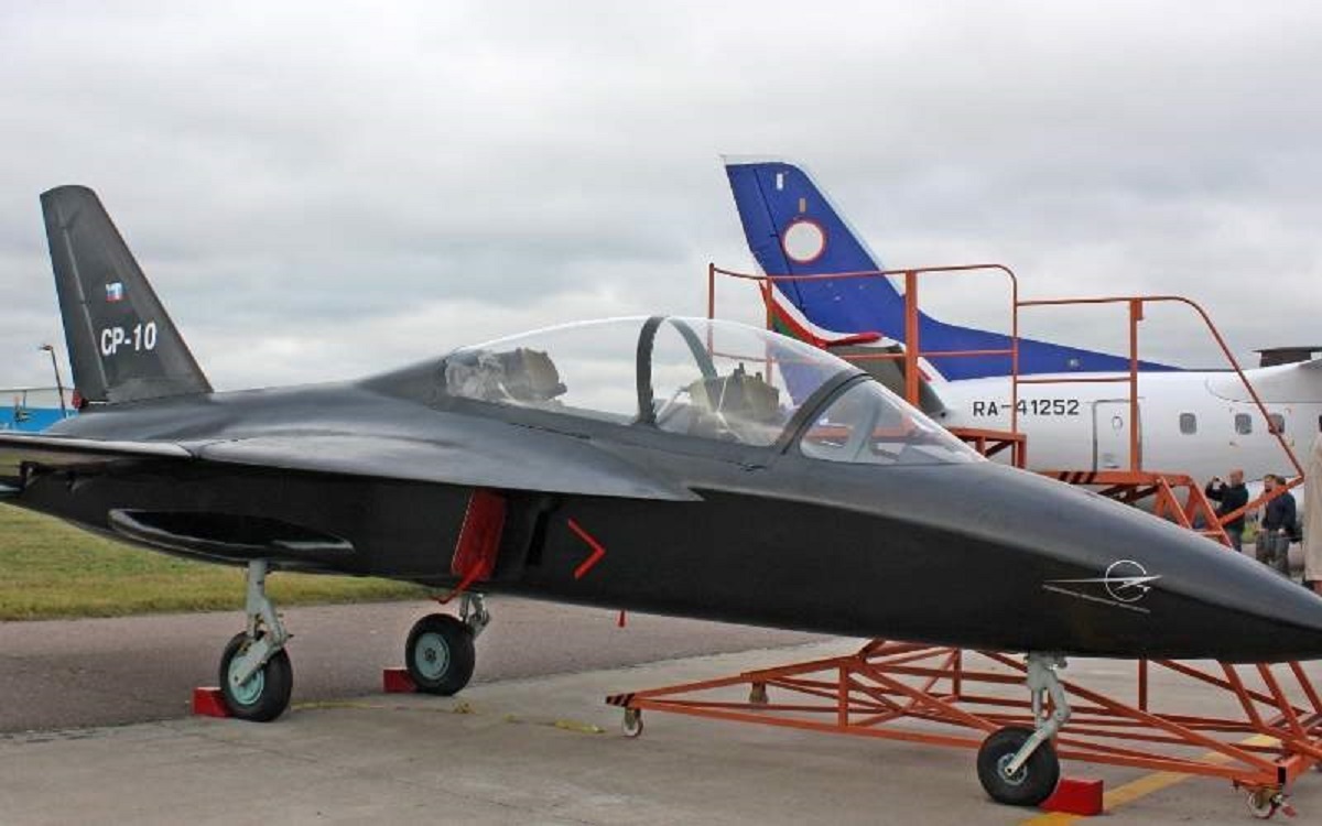 جت آموزشی SR-۱۰ روسیه جت آموزشی SR-۱۰ روسیه