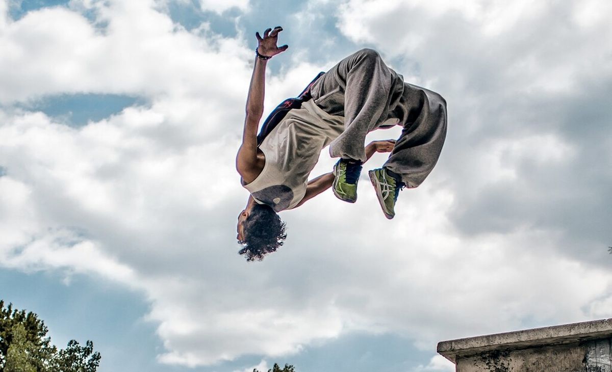 ویدئویی پربازدید از اقدام عجیب و خطرناک یک پارکورباز در تهران!