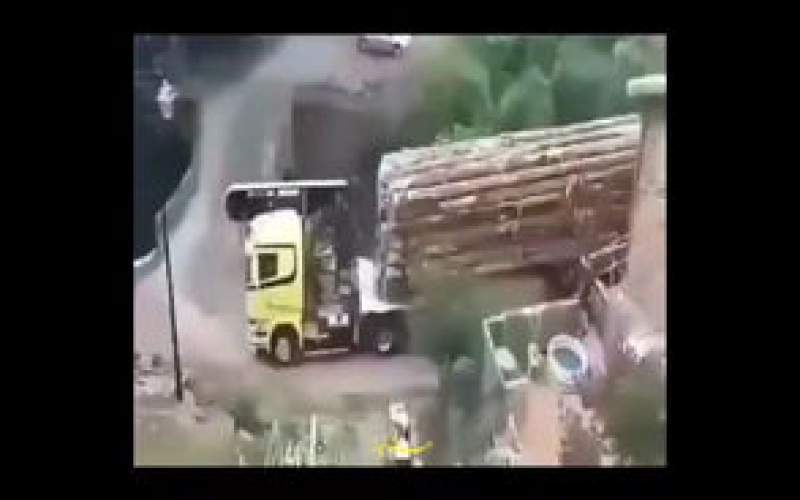 مهارت بینظیر راننده تریلی در عبور از جاده مرگ! مهارت بینظیر راننده تریلی در عبور از جاده مرگ!