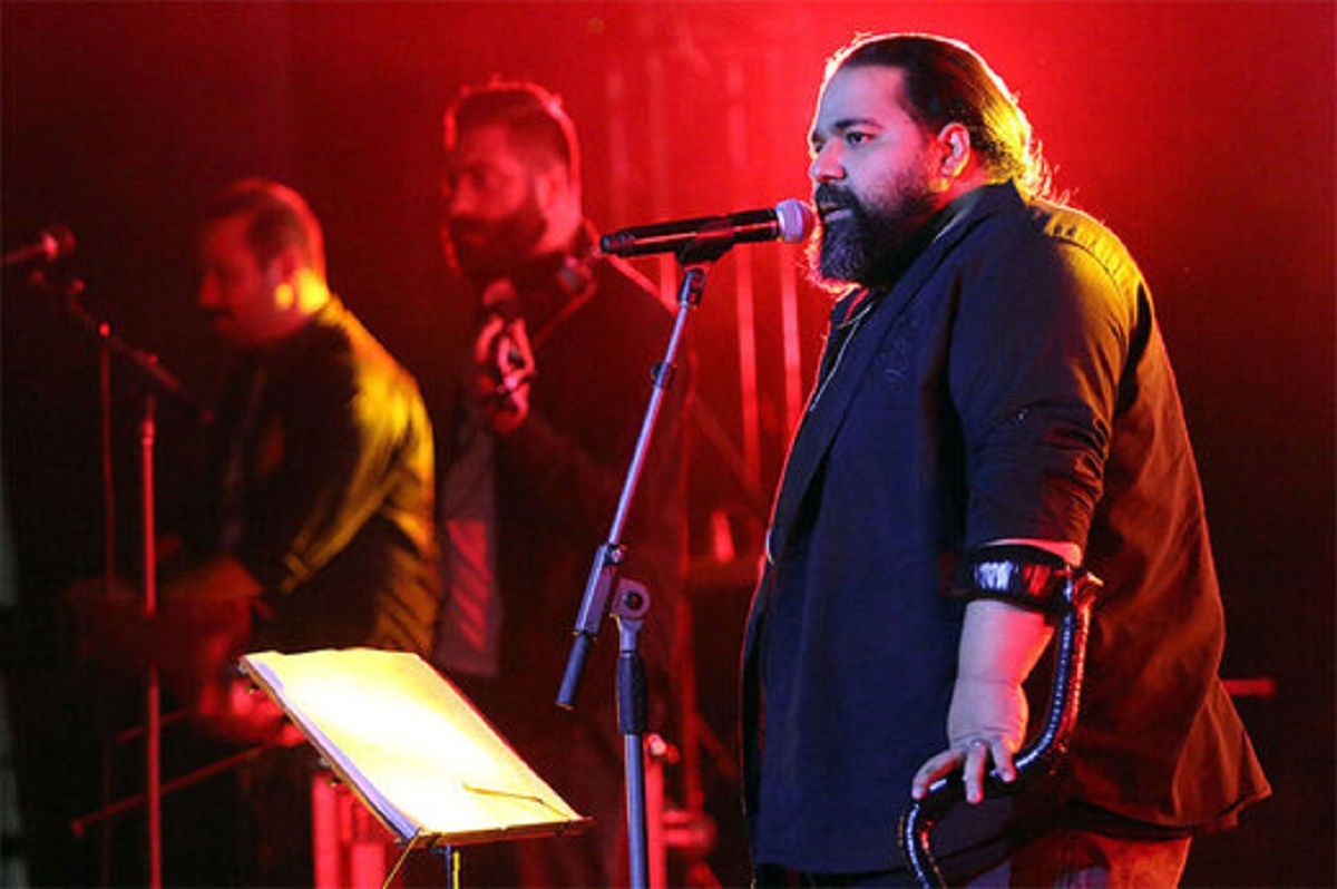 جوانی که با سِرُم به کنسرت رضا صادقی رفت! جوانی که با سِرُم به کنسرت رضا صادقی رفت!