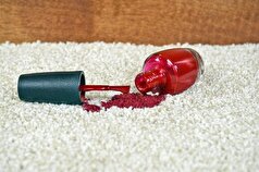 راه‌های پاک کردن لاک ناخن از روی مبل و فرش