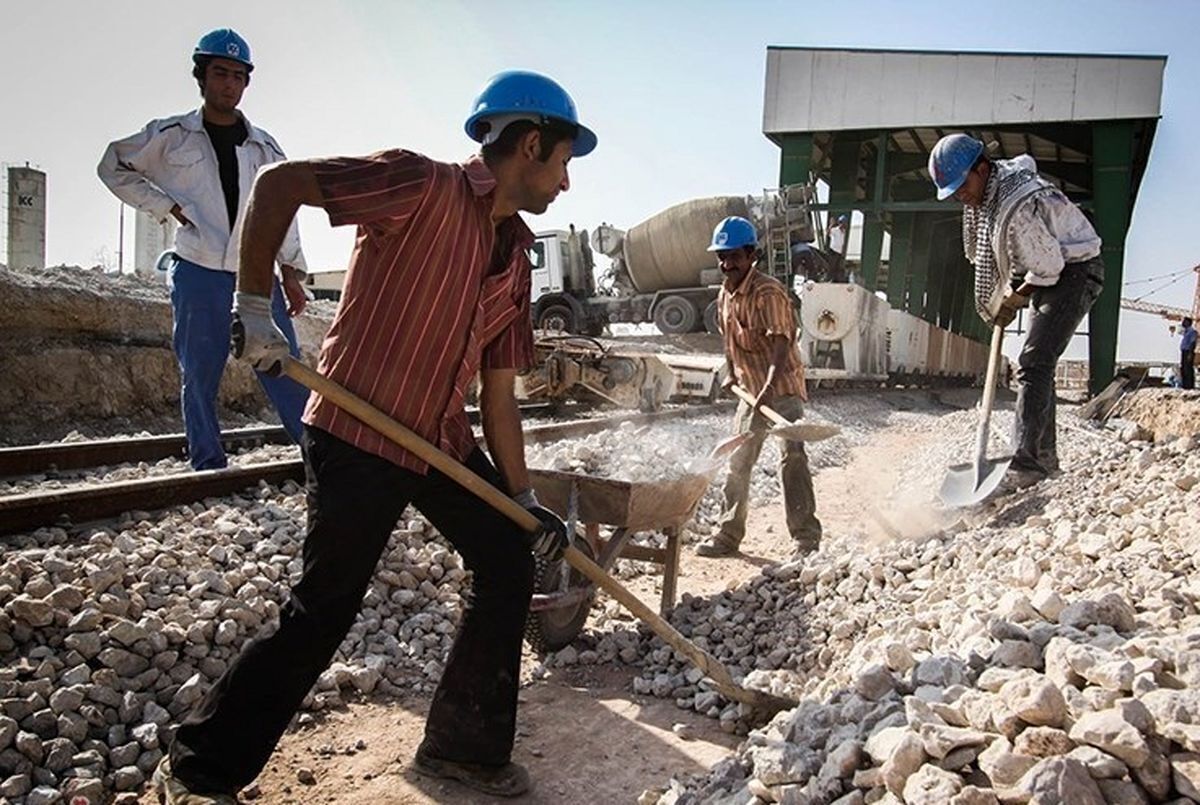 نماینده کارگران: مقایسه حقوق کارگران و کارمندان را قبول نداریم!