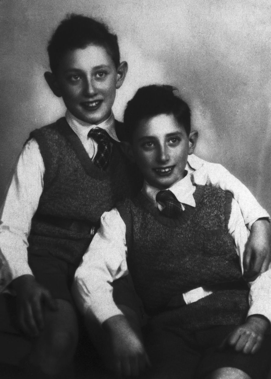 کسینجر 11 ساله در کنار برادر کوچکترش والتر در سال 1930