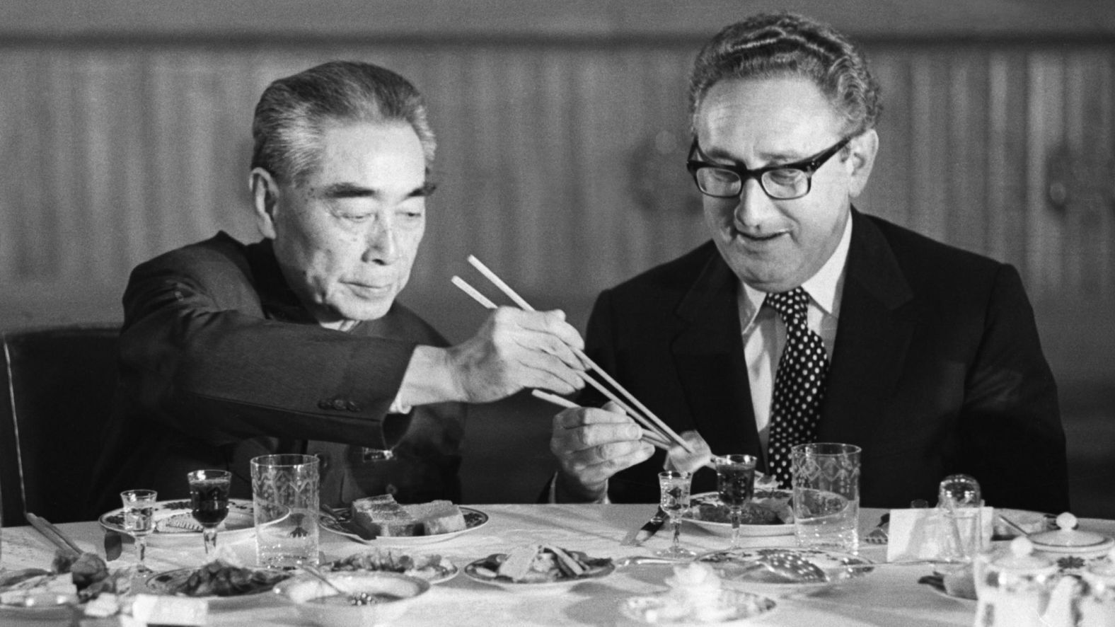 کسینجر و جئو ئن لای نخست وزیر خلق چین در سال 1973
