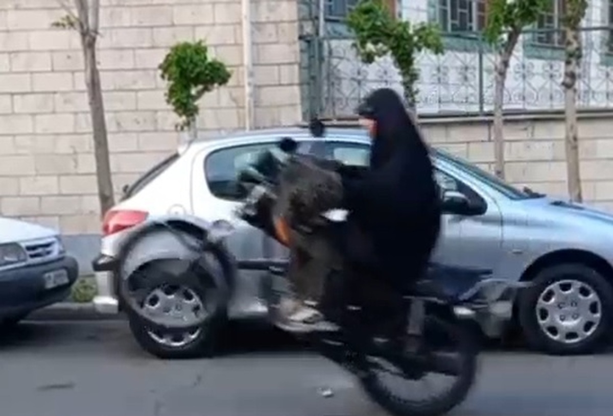 ویدئویی پربازدید از تک‌چرخ زدن یک زن محجبه با موتورسیکلت