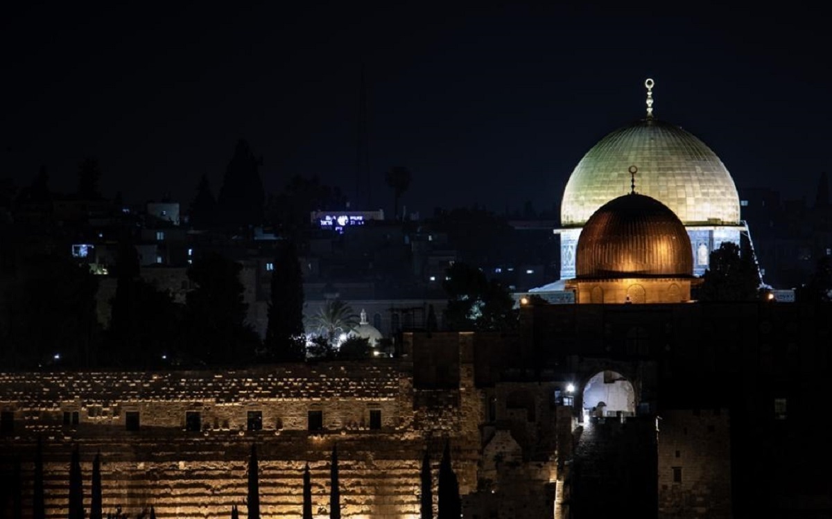 لحظه عبور موشکهای ایرانی از بالای مسجدالاقصی لحظه عبور موشکهای ایرانی از بالای مسجدالاقصی