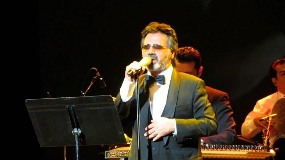 هجوم مردم و شکستن ورودی سالن کنسرت معین