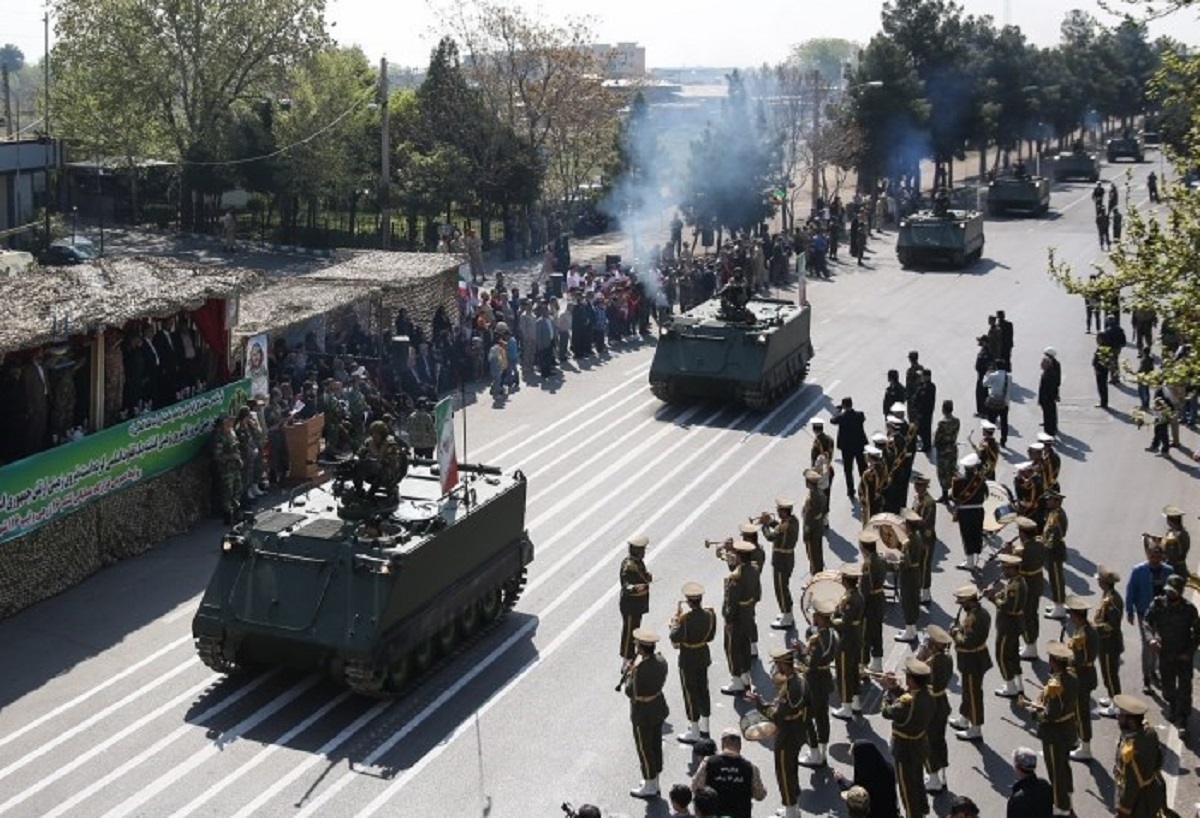 تصویری جالب خانم ها در مراسم رژه روز ارتش