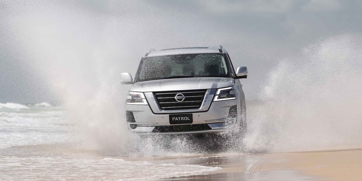 حرکت جالب این خودرو وسط سیل دبی باعث حیرت شد