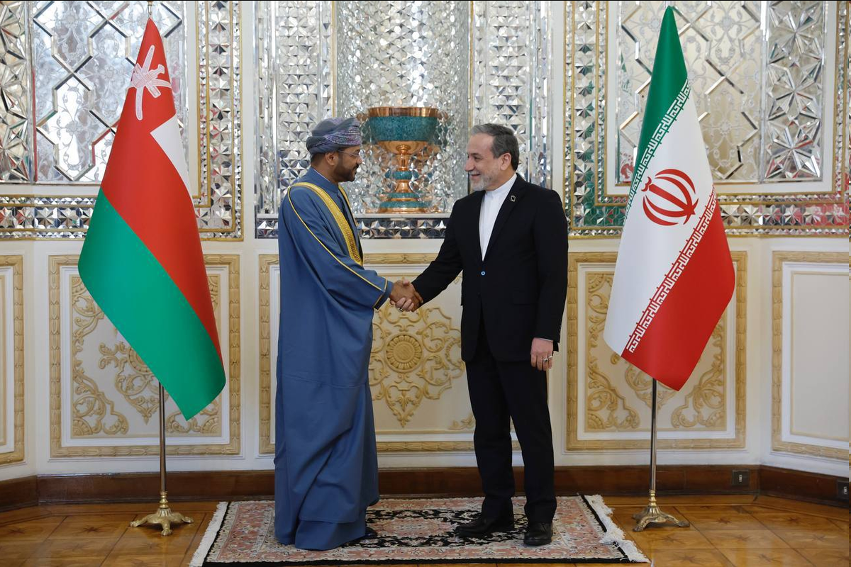 ببینید| استقبال رسمی عراقچی از وزیر خارجه عمان