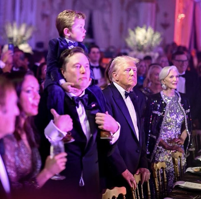 ببینید| بچهداری ایلان ماسک وسط مهمانی سال نو با میزبانی رئیس جمهور منتخب ببینید| بچهداری ایلان ماسک وسط مهمانی سال نو با میزبانی رئیس جمهور منتخب