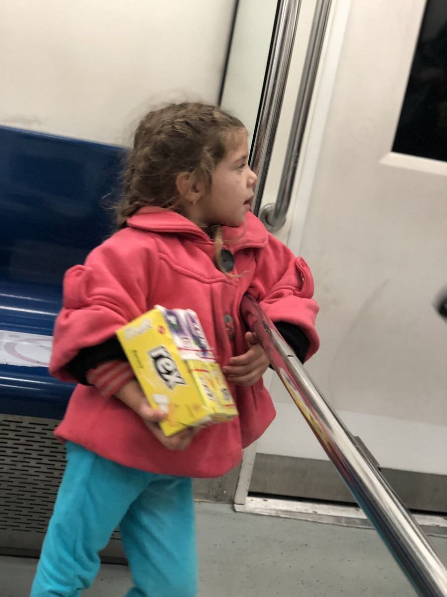 ببینید| رفتار عجیب کودک دست فروش در مترو ببینید| رفتار عجیب کودک دست فروش در مترو