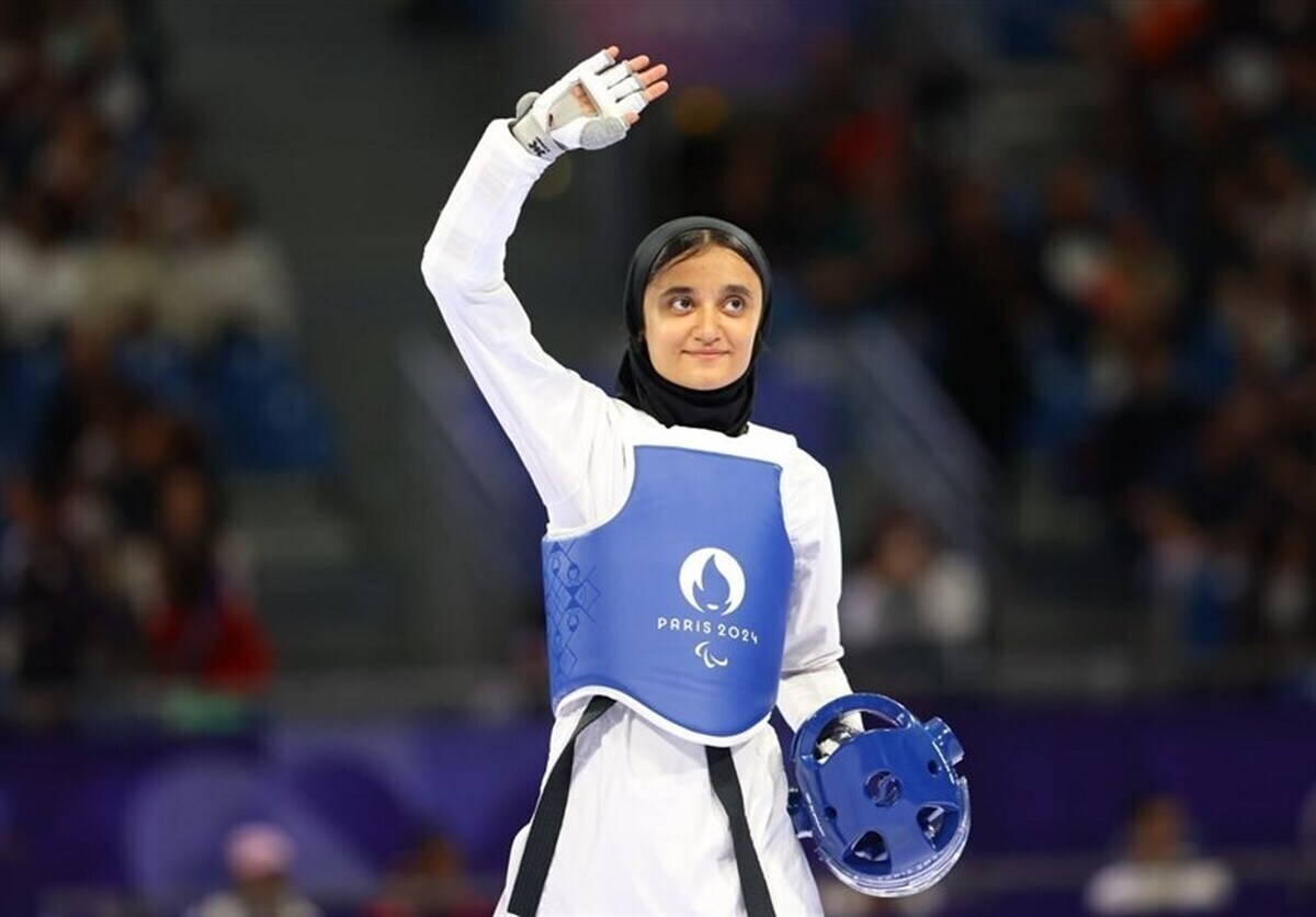 زهرا رحیمی و پدرش روی دیوار نگاره میدان ولیعصر +عکس