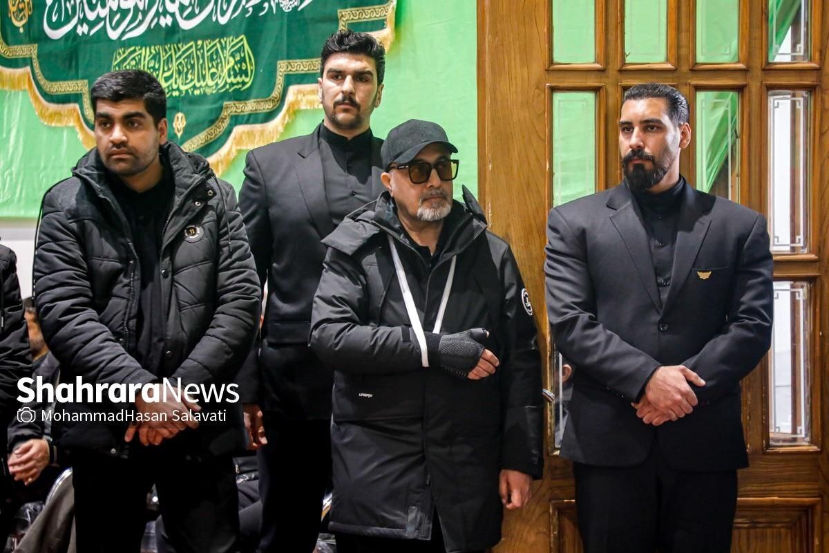 عکس| رضا عطاران و بادیگاردهایش در مراسم ختم عکس| رضا عطاران و بادیگاردهایش در مراسم ختم