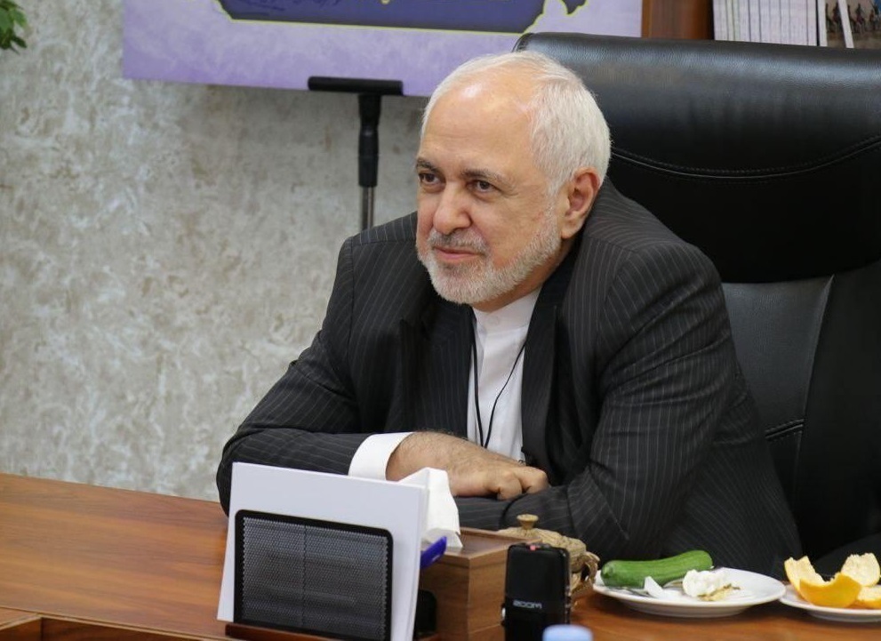 ظریف: در دعوای ما و آمریکا کسی جانب ما را نمی‌گیرد | آمریکا در سیاست خارجی ما مزاحم است و باید سایه او را کم کنیم