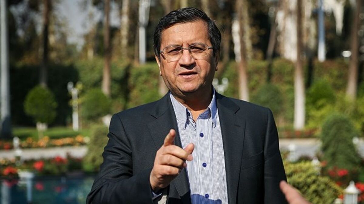 حمله کیهان به همتی: دلار را شما گران کردید؛ چرا به گردن رئیس بانک مرکزی می‌اندازید؟