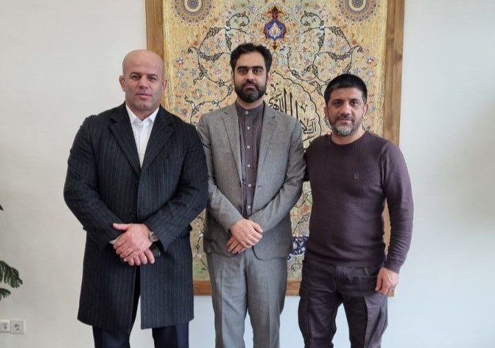 تصویری پربازدید از امیرحسین ثابتی در کنار دبیر