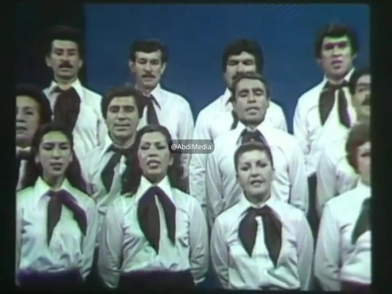 ببینید| ویدئویی جالب از اجرای یک سرود در اوایل انقلاب وایرال شد