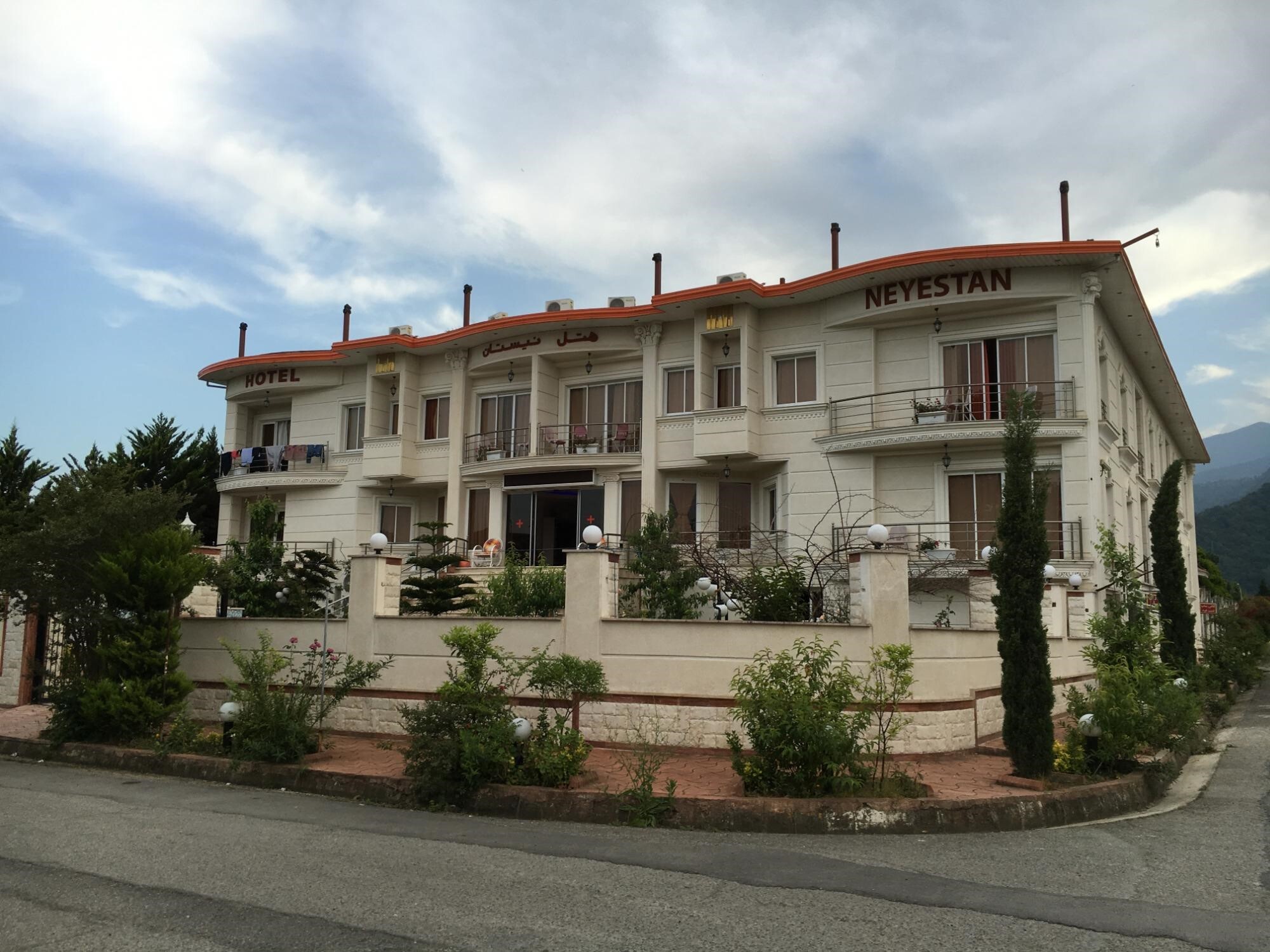 بهترین هتل رامسر رو به دریا: اقامتی دل‌انگیز در کنار ساحل خزر