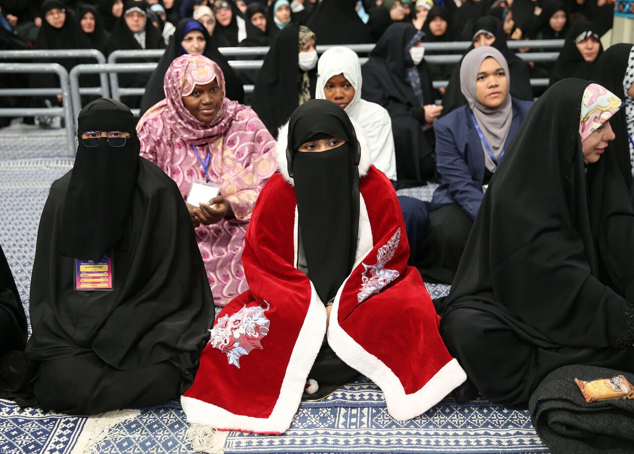 پوشش متفاوت زنان در دیدار امروز رهبری!