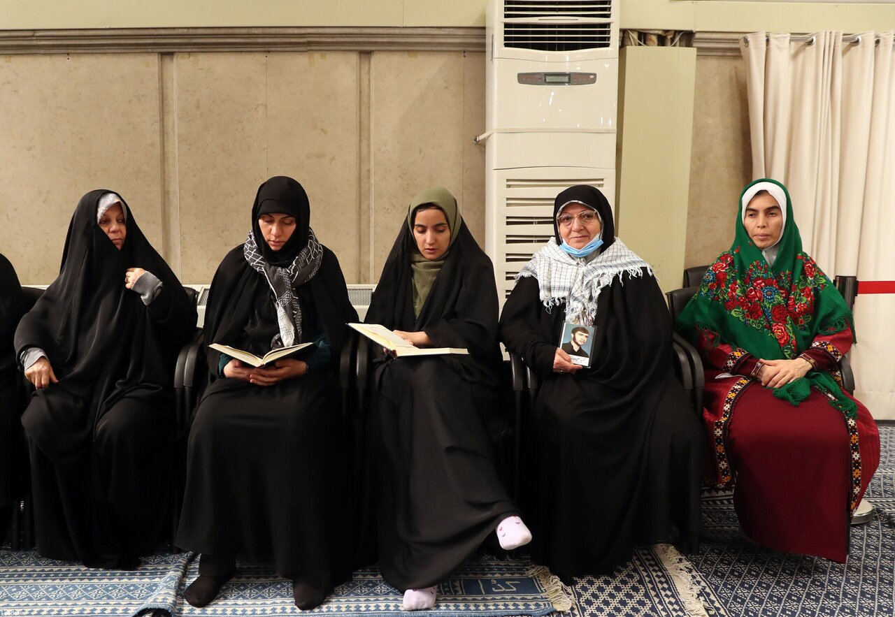 پوشش متفاوت زنان در دیدار امروز رهبری!