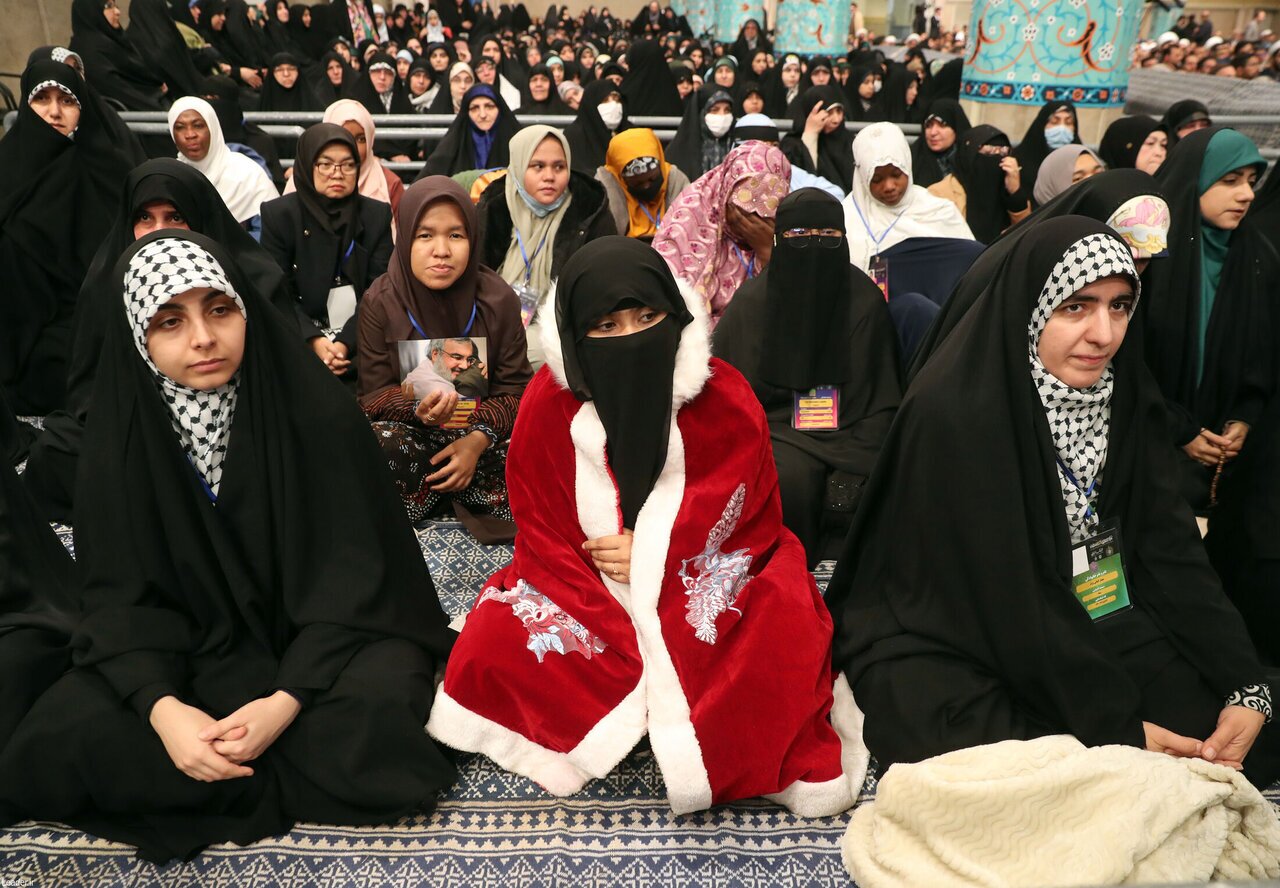 پوشش متفاوت زنان در دیدار امروز رهبری!