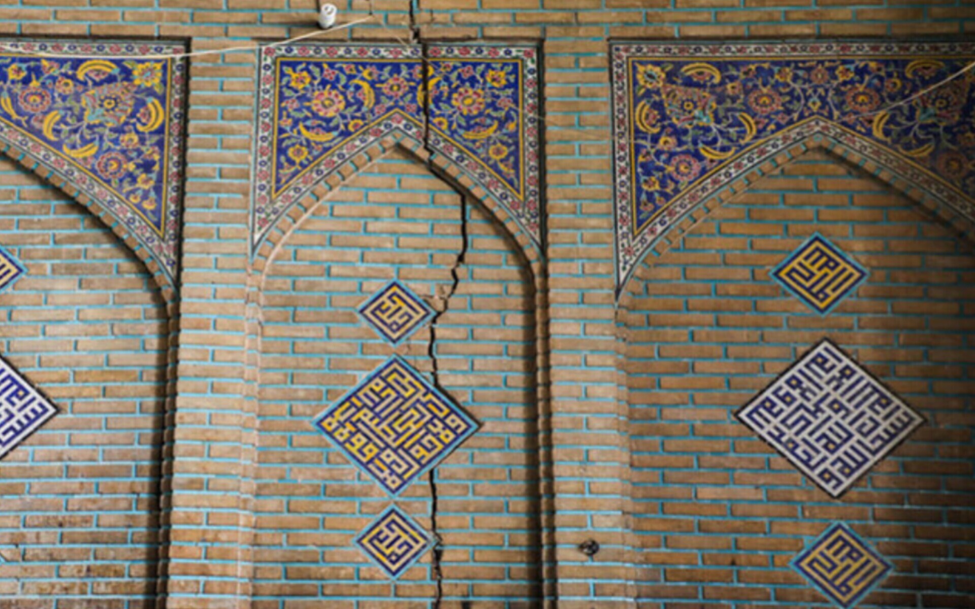 مسجد سید اصفهان به دلیل فرونشست در حال نصف شدن است