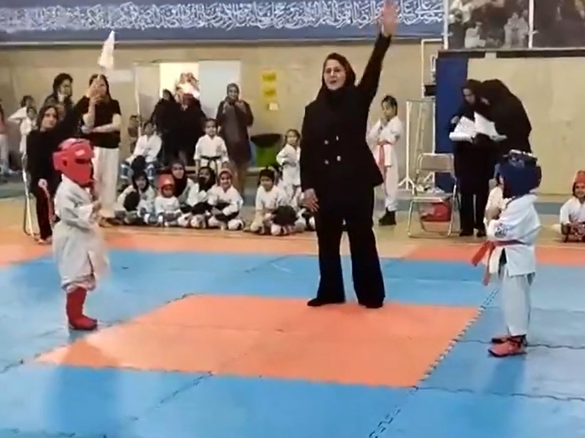 ببییند| فن زیبای یک دختر بچه در مسابقات کاراته نونهالان وایرال شد ببییند| فن زیبای یک دختر بچه در مسابقات کاراته نونهالان وایرال شد