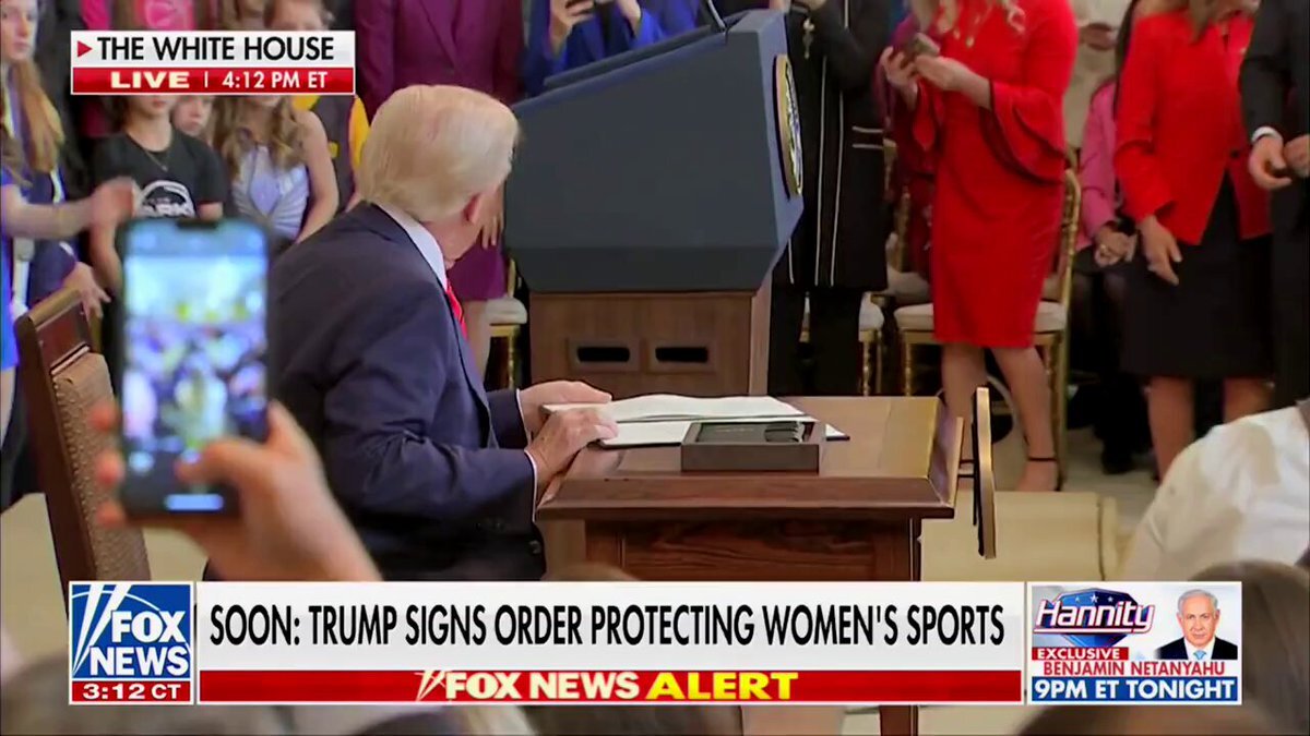 رفتار متفاوت ترامپ؛ بچه‌ها را دور خودش جمع کرد