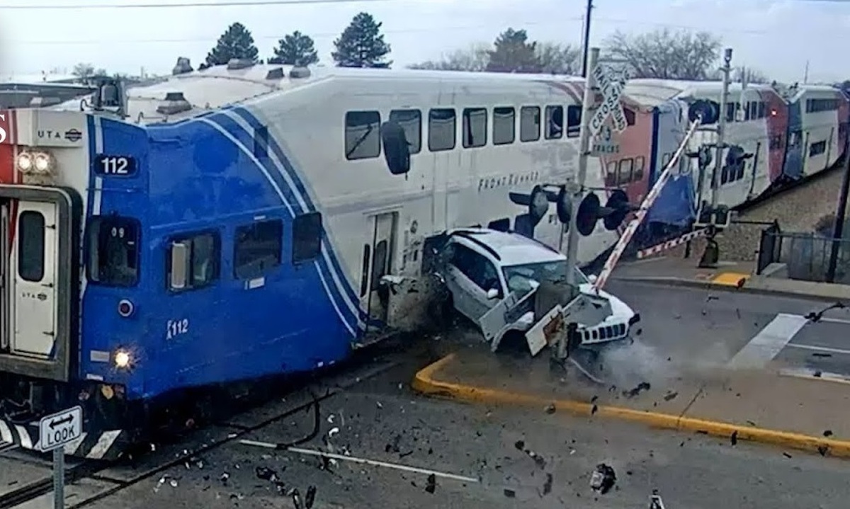 ببینید| تصادف شدید قطار با یک خودروی شاسی‌بلند