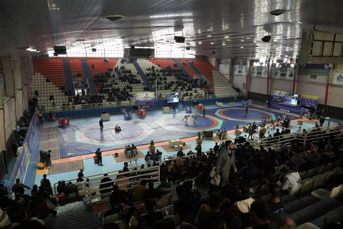 ببینید| حمله با چاقو به رییس هیات کشتی مازندران در حین مسابقات!