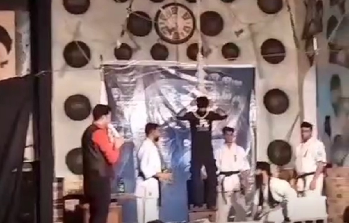 ببینید| نمایش دار زدن در اردکان که به فاجعه انجامید ببینید| نمایش دار زدن در اردکان که به فاجعه انجامید