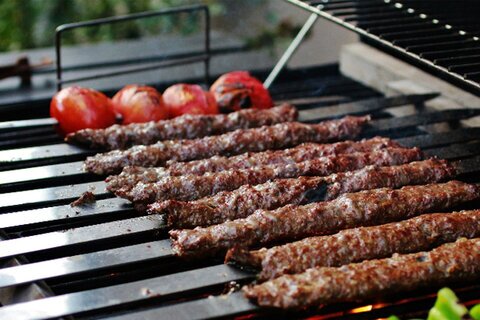 ببینید| اقدام عجیب یک بلاگر؛ پختن کباب در حین رانندگی!