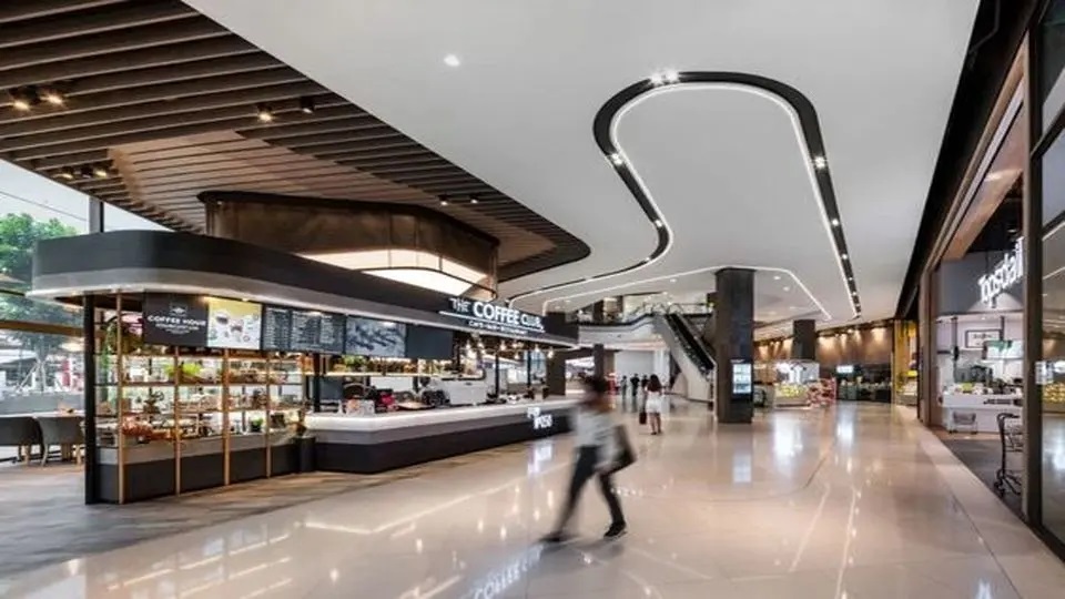 ببینید| رقص بامزه دو دختر، در زمان قطعی برق یک مرکز تجاری