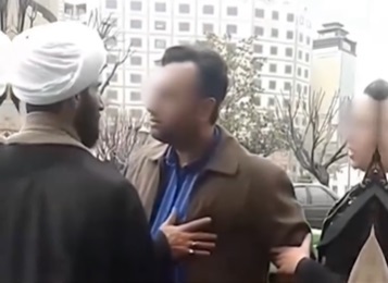 ببینید| تذکر یک روحانی به خانمی در کنار همسرش بخاطر آرایش!