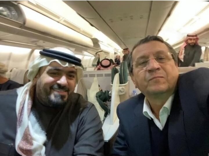 عکس | سلفی همتی با وزیر اقتصاد عربستان در هواپیما + تصویر