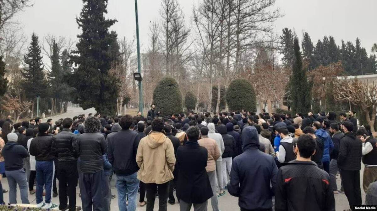 کیهان: اصلاحطلبان میخواستند از قتل در کوی دانشگاه بحران بسازند، دولت پزشکیان نگذاشت کیهان: اصلاحطلبان میخواستند از قتل در کوی دانشگاه بحران بسازند، دولت پزشکیان نگذاشت