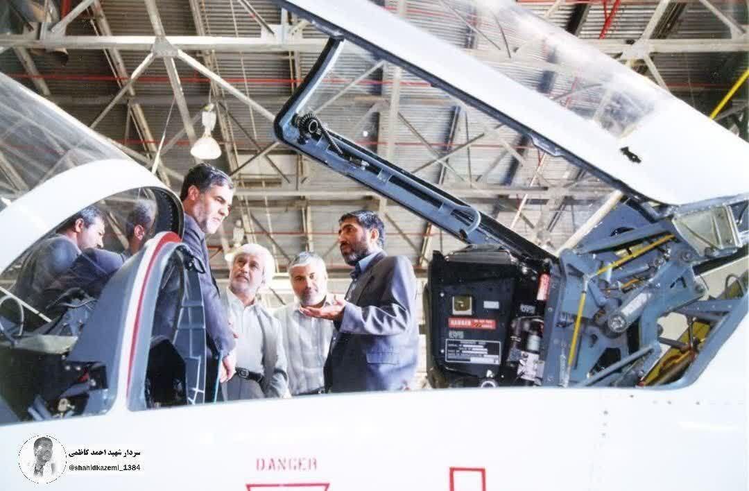 عکس کمتر دیده شده از بازدید سردار احمد کاظمی از پروژه ساخت جنگنده کوثر