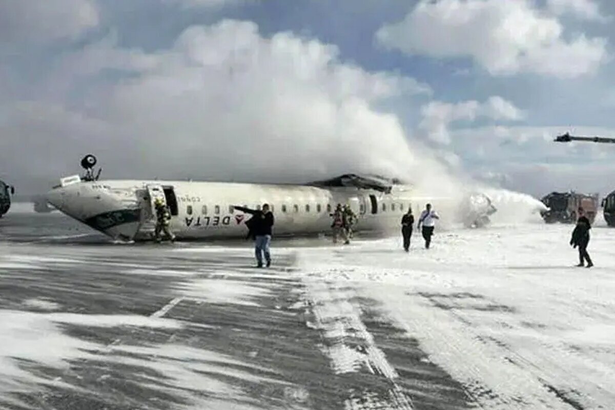 ببینید| لحظه خروج دلهره‌آور مسافران از هواپیمای واژگون شده دلتا‌ایرلایز