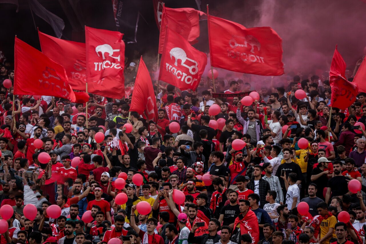 ببینید| تراکتوریها نردههای ورزشگاه آزادی را شکستند ببینید| تراکتوریها نردههای ورزشگاه آزادی را شکستند