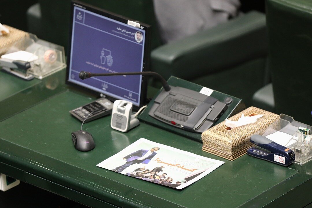 عکس| میز امیرحسین ثابتی، نماینده تندرو در روز استیضاح همتی عکس| میز امیرحسین ثابتی، نماینده تندرو در روز استیضاح همتی